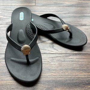 OKA-B Black Flip Flops in Size 8, Shell Detail